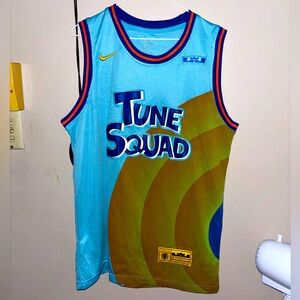 TUNE SQUAD (MEDIUM) BASKETBALL T SHIRT